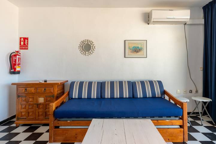 Apartamento entero, Apartamento 'Apartamento Bilo 303' con vistas al lago, Wi-Fi y aire acondicionado in Es Pujols, Formentera