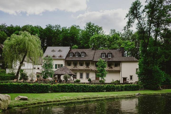 Ferienwohnung für 10 Personen, mit Balkon und Terrasse sowie Garten und Seeblick im Hunsrück