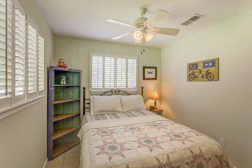 Malerisches Haus am Flussufer auf einer ruhigen Strecke von Guadalupe - Wasserfall vor einer riesigen Veranda in Comal County