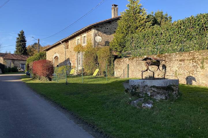 Gîte pour 10 personnes, avec Terrasse ainsi que Jardin et Piscine à Le Lindois