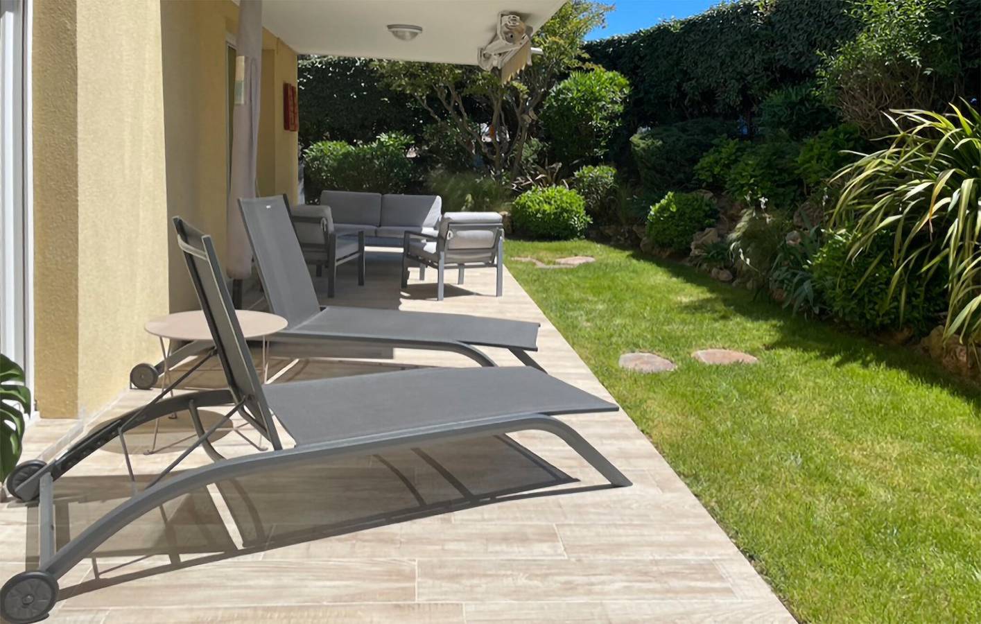 Appartement de vacances entier, Appartement avec terrasse au bord de la piscine avec WiFi et parking in Saint-Raphaël, Massif de l'Esterel