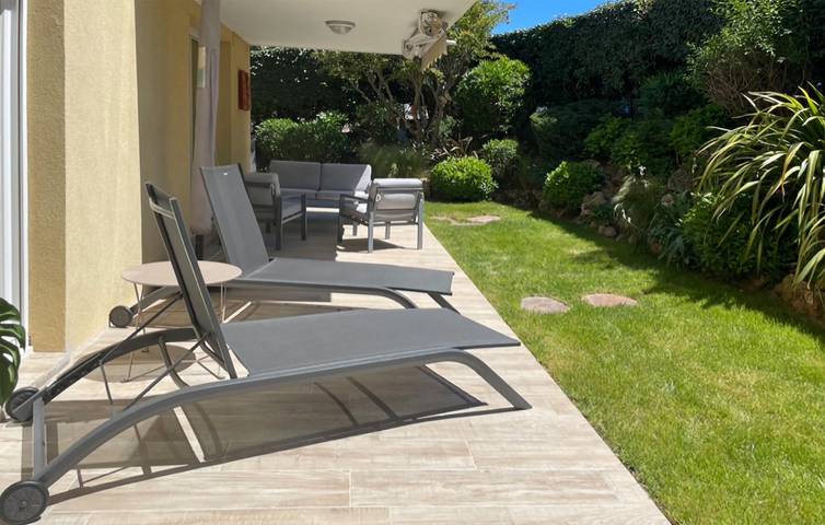 Apartamento vacacional entero, Apartamento con terraza junto a la piscina, WiFi y aparcamiento in Saint-Raphaël (Var), Costa mediterránea (Francia)