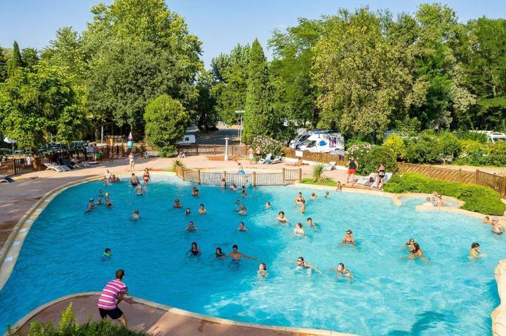 Camping pour 6 personnes, avec vue ainsi que terrasse et piscine, animaux acceptés à Avignon - 2