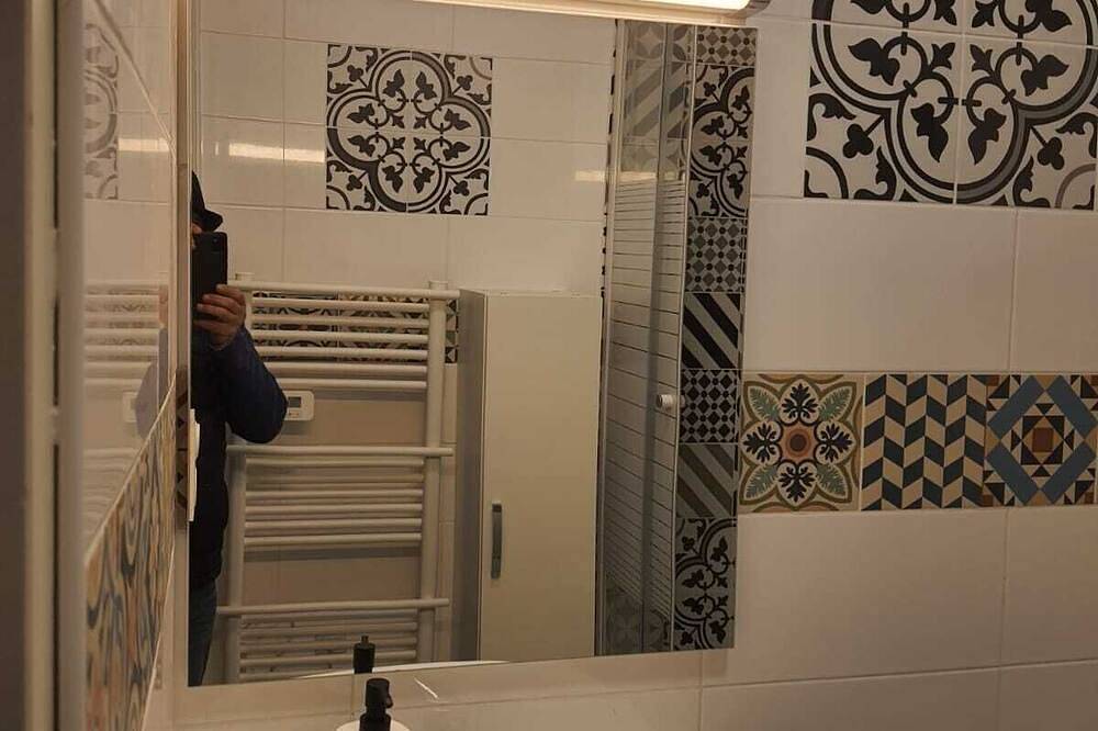 Entire apartment, 1 Bedroom unit with balcony in front of Le Bourget Airport in Le Blanc-Mesnil, Seine-Saint-Denis