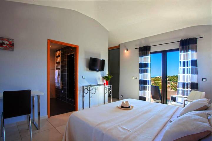 Chambre d’hôte pour 2 personnes, avec bassin pour enfant et jacuzzi ainsi que piscine et jardin en Corse-du-Sud - 3