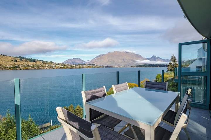 Holiday apartment for 11 people, with balcony in Queenstown