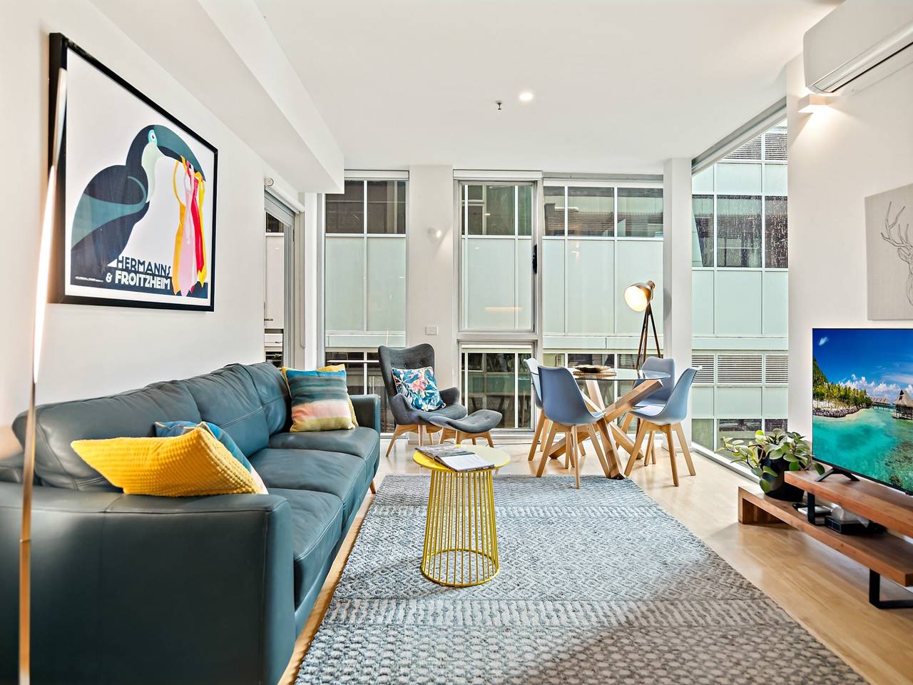 Entire apartment, Modern, renovated apartment in Melbourne Cbd in Melbourne, Victoria