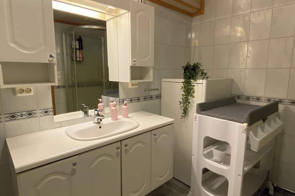 Aurora Paradise house with, Wifi, Ac, 98 inch Tv and private playground in Narvik