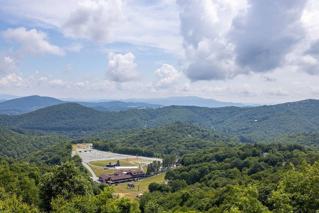 Breathtaking 2-Level Mountain Retreat in Blue Ridge Parkway, Watauga County