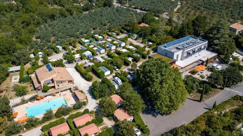 Camping pour 4 personnes, avec Jacuzzi ainsi que Piscine et Sauna