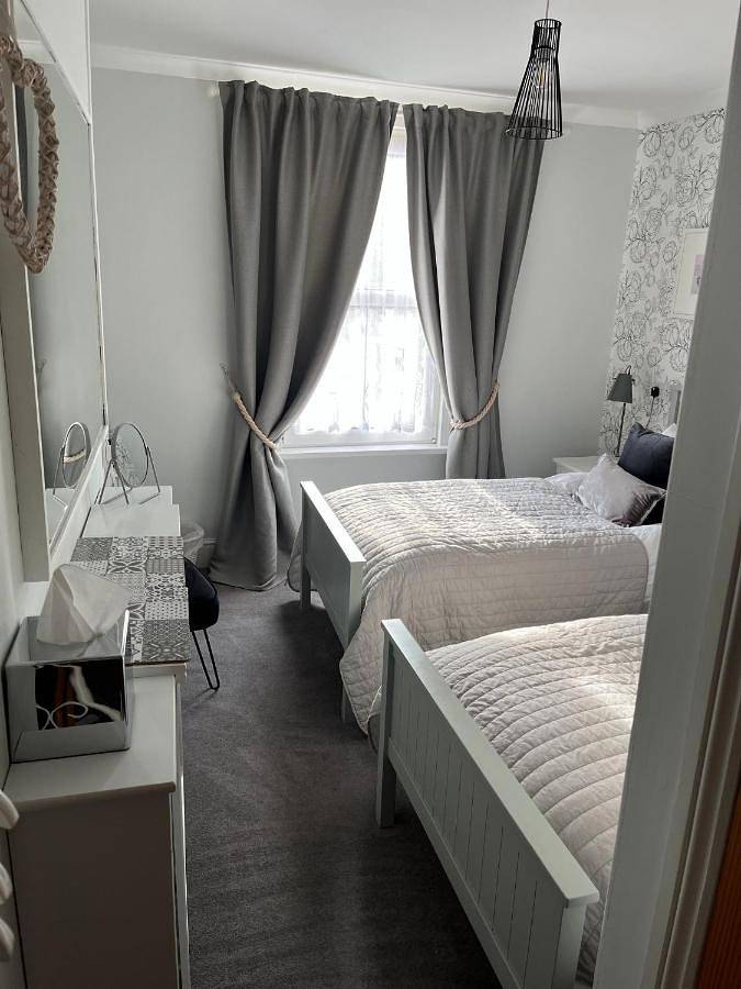 Twin Room with Private Bathroom in Glastonbury, Somerset
