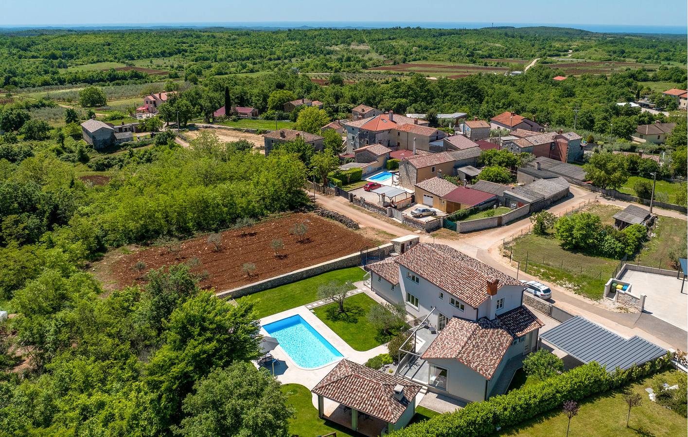 Charmante 200 m² große Wohnung mit beheiztem Pool, Terrasse und WLAN in der Nähe des Stadtzentrums in Anzici, Zentralistrien