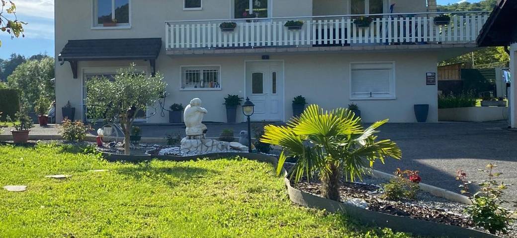 Gîte pour 2 personnes, avec vue sur le lac ainsi que jardin et vue à Saint-Cassin