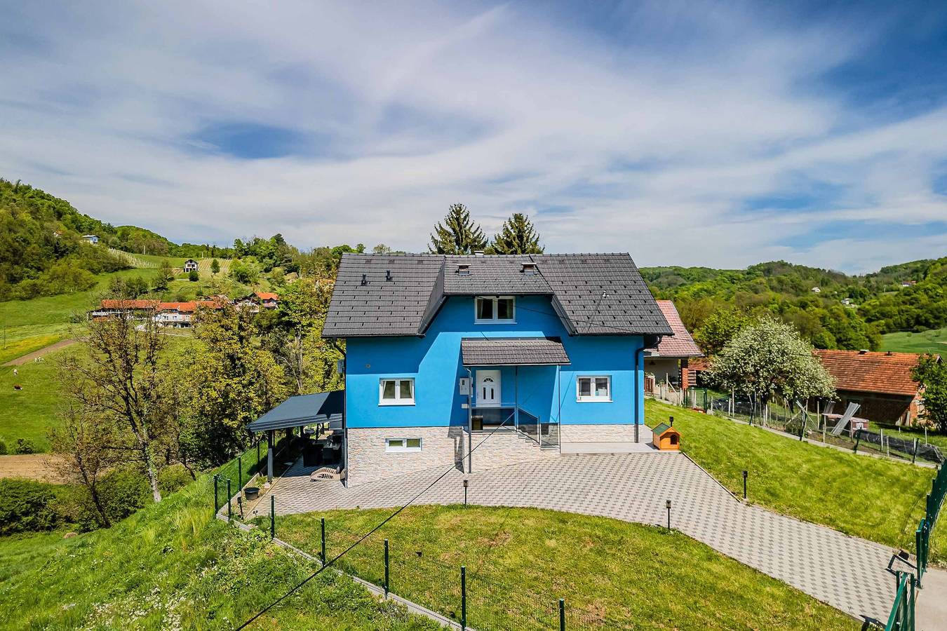 The Blue House with Sauna & Jacuzzi in Krapina-Zagorje