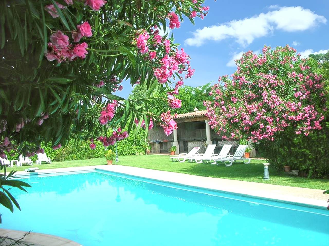 Casa confortável com vista para a montanha e piscina compartilhada in Pedraça, Distrito de Braga