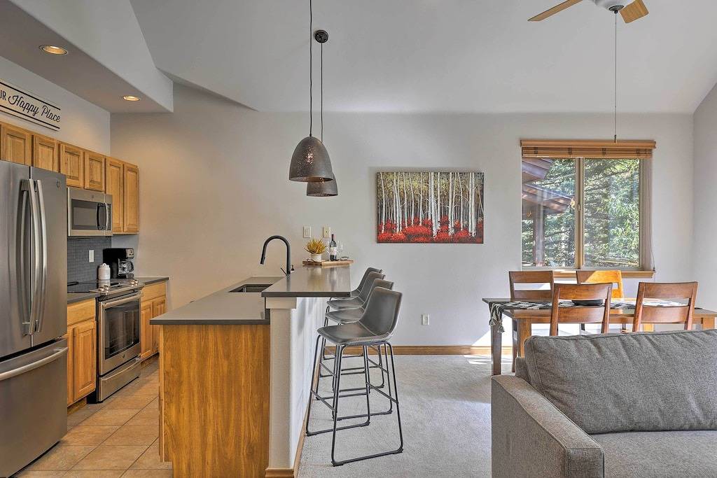 Ganze Wohnung, Neu! Chic Silverthorne Condo, Schritte zum Blue River! in Silverthorne, Arapaho and Roosevelt National Forests