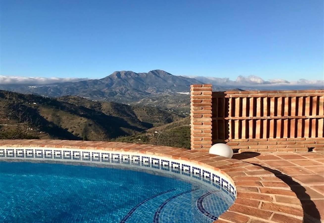 Cottage "Casita soleggiata in collina a Guaro" con vista sulle montagne in Guaro, Sierra de las Nieves