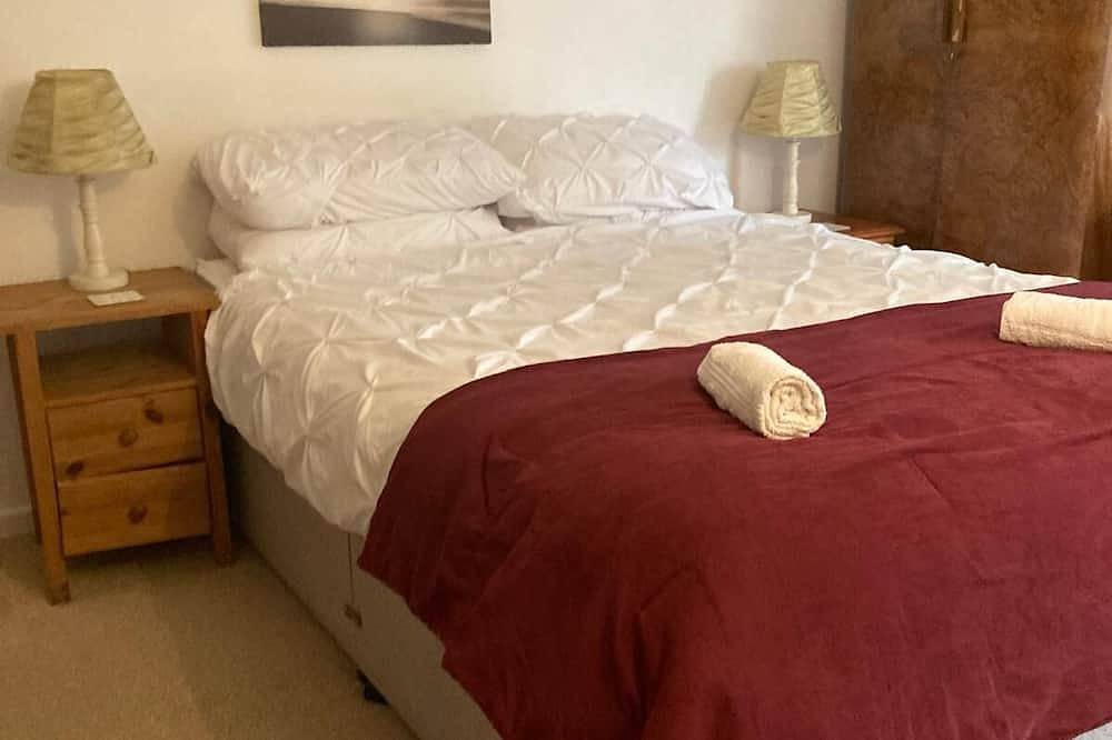 Entire apartment, Tranquil 2-bedroom apartment with terrace nr Shanklin beach very relaxing in Shanklin, Isle of Wight