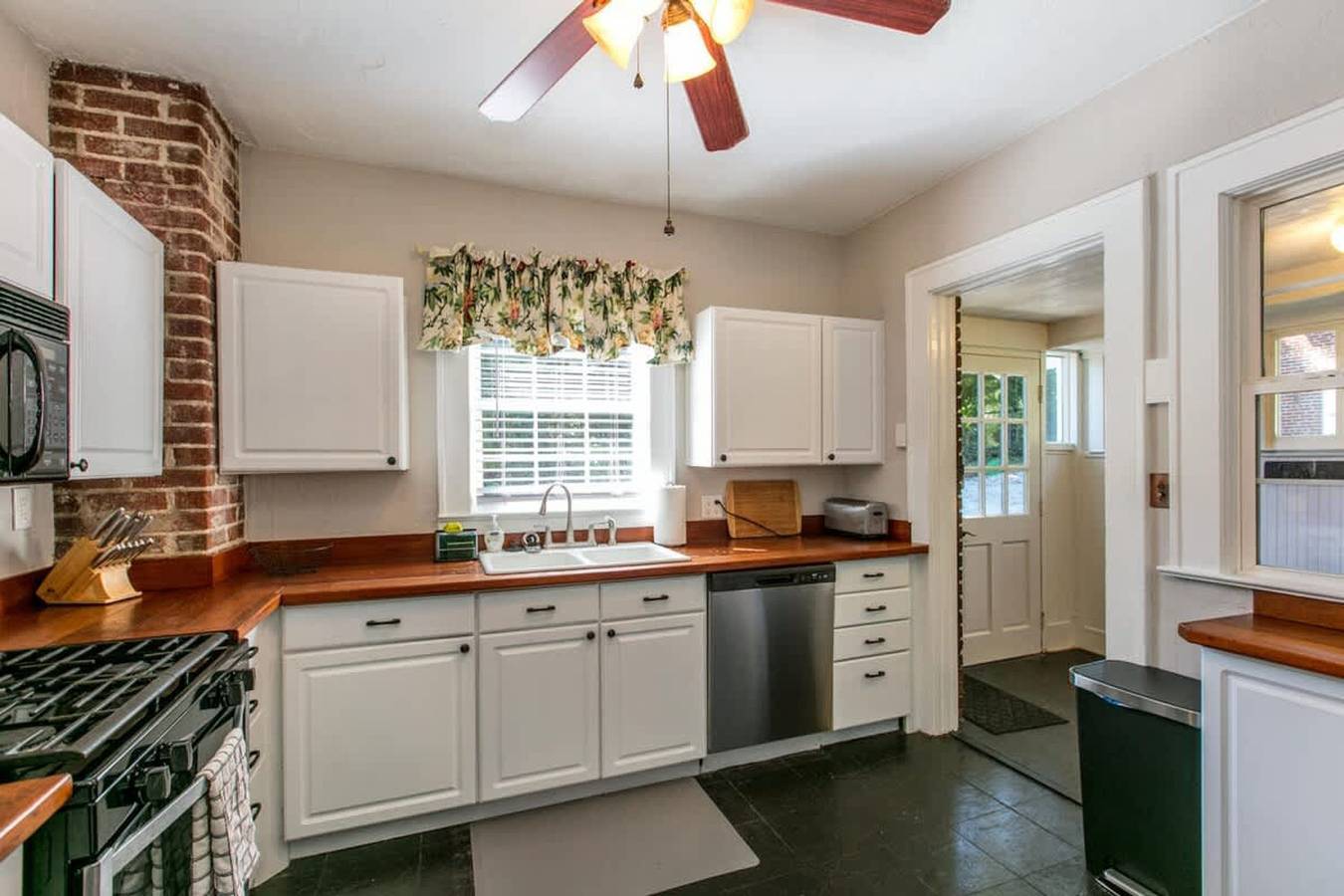 Roomy 5Br Bungalow w Backyard Close to Downtown in Hendersonville, Henderson County (NC)