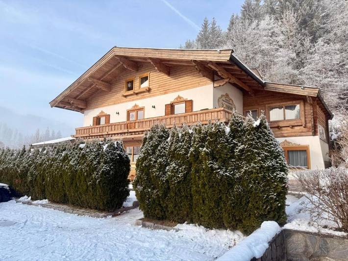 Ferienwohnung für 8 Personen, mit Ausblick und Garten in Leogang