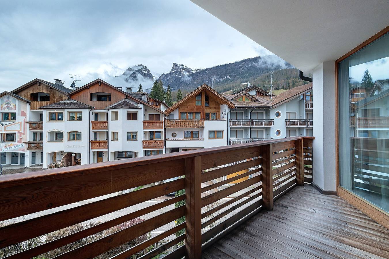 Appartamento intero, Appartamento 'Ciasa Irene' vicino alle piste con vista montagna, terrazza e Wi-Fi in La Villa, Badia