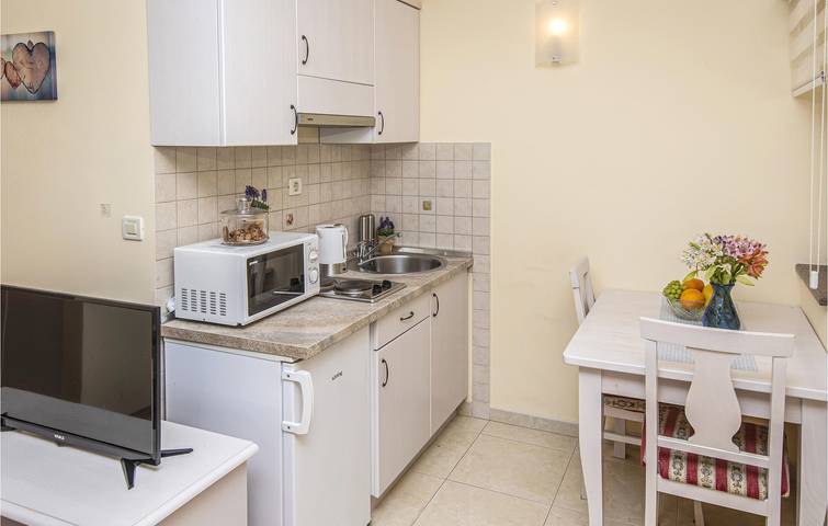 Entire holiday apartment, Cozy Apartment with Terrace & Wi-Fi, 1km from the Beach! in Podstrana, Split-Dalmatia