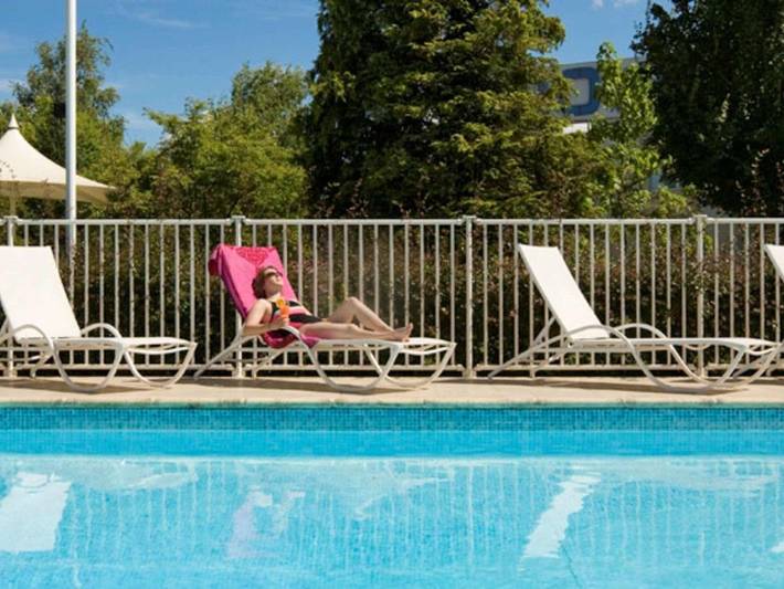 Hôtel pour 3 personnes, avec Terrasse et Jardin ainsi que Piscine et Vue sur le lac