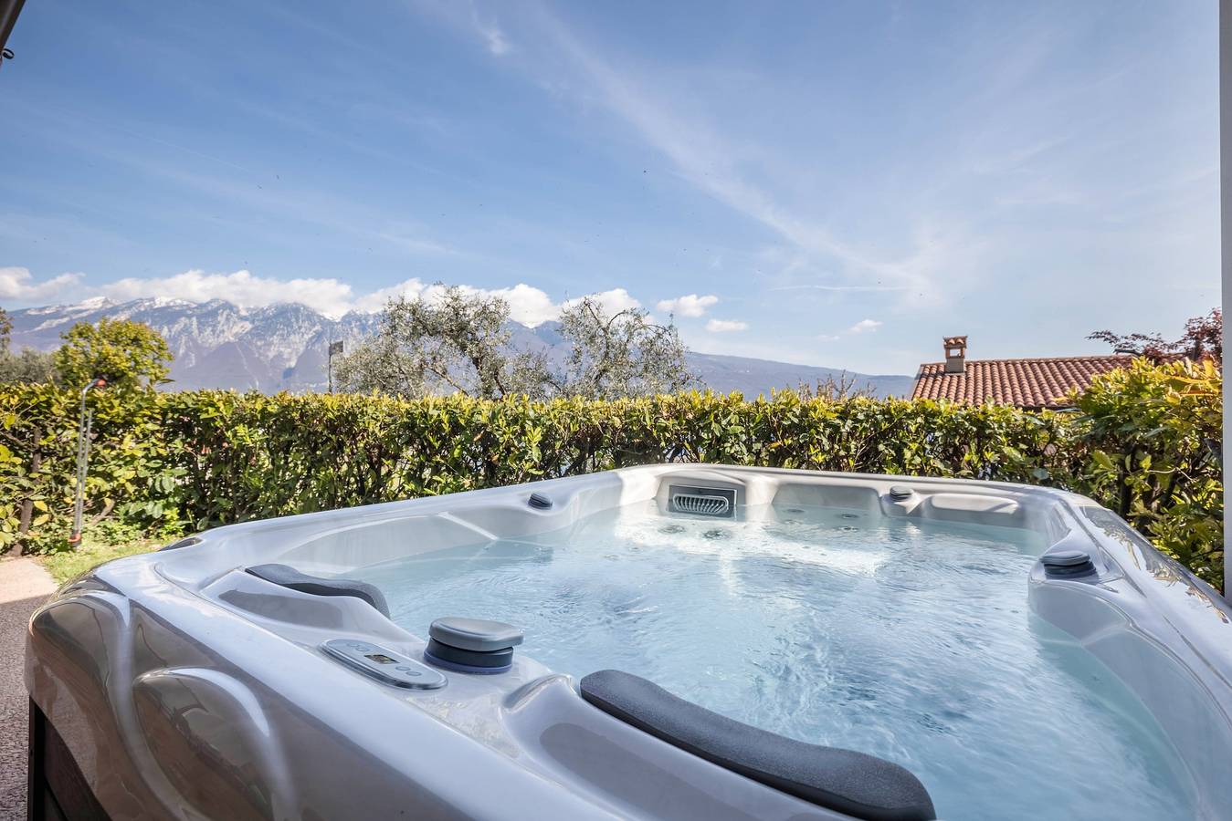 Appartamento intero, Nuovo appartamento esclusivo "Suite Perlago" con giardino e idromassaggio privato in Oldesio, Tignale