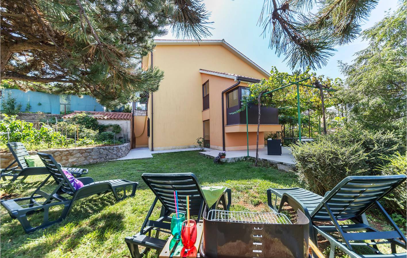 Apartamento vacacional entero, Encantador apartamento con terraza, wifi y aparcamiento a 2,5 km de la playa in Ripenda, Costa Este de Istria
