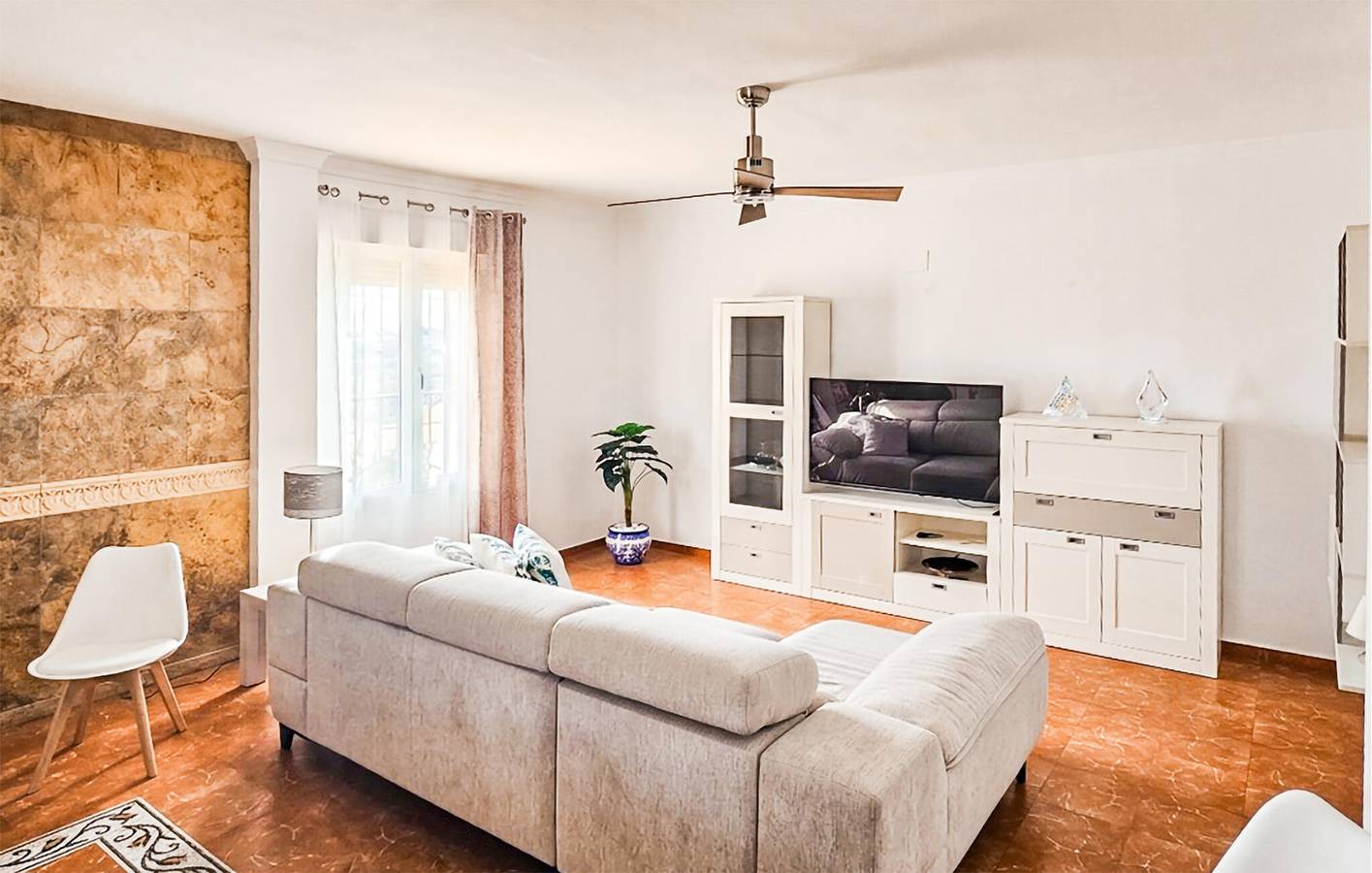 Acogedor apartamento con piscina, chimenea y aparcamiento, cerca de La Barca de Fran. in El Rinconcillo (La Carlota), La Carlota
