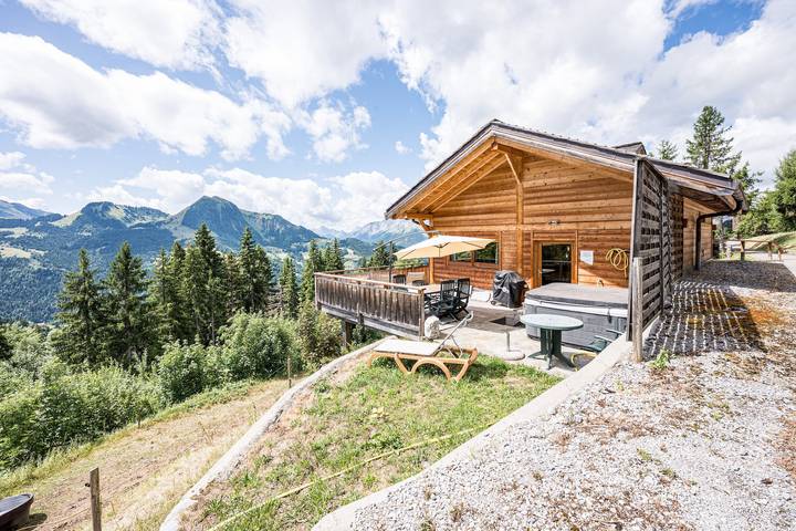 Chalet 'Fnire' con vistas a la montaña, jacuzzi privado y piscina compartida in Manigod, Región de Annecy