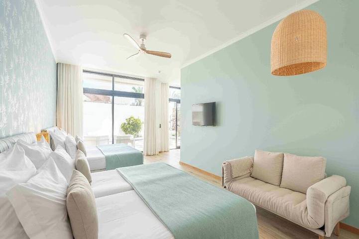 Sophisticated Studio w/ Balcony near Ocean – Peaceful Relaxation with Breakfast! in Porto Moniz, Madeira