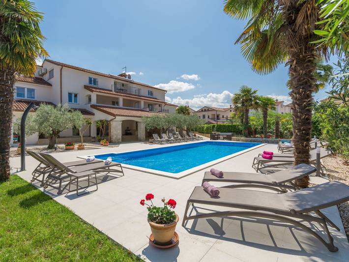 Ferienwohnung für 2 Personen, mit Balkon und Garten sowie Pool in Porec und Umgebung
