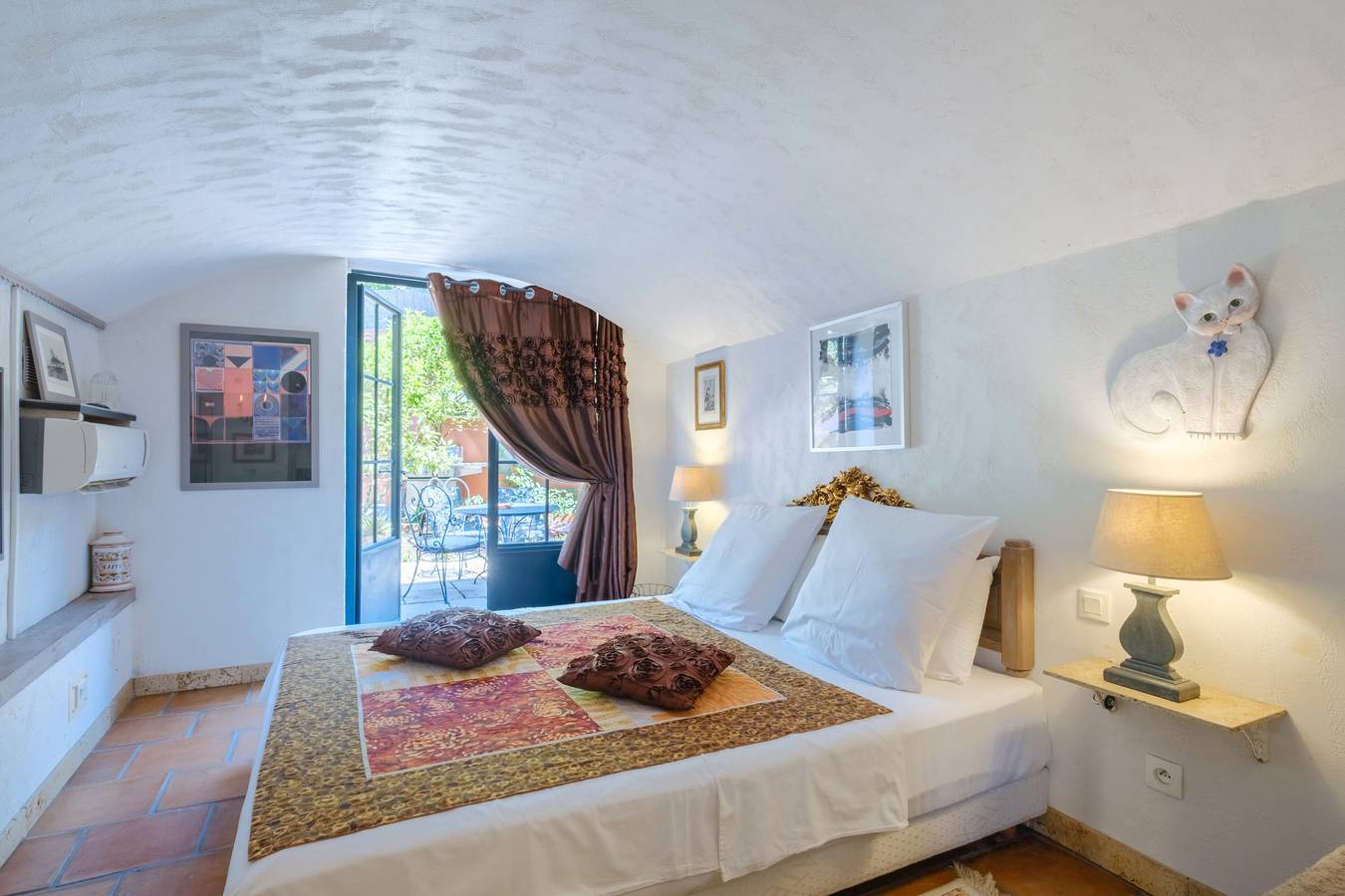 Bed and Breakfast 'Grenade' with Shared Terrace, Wi-Fi and Air Conditioning in Menton, Nice region