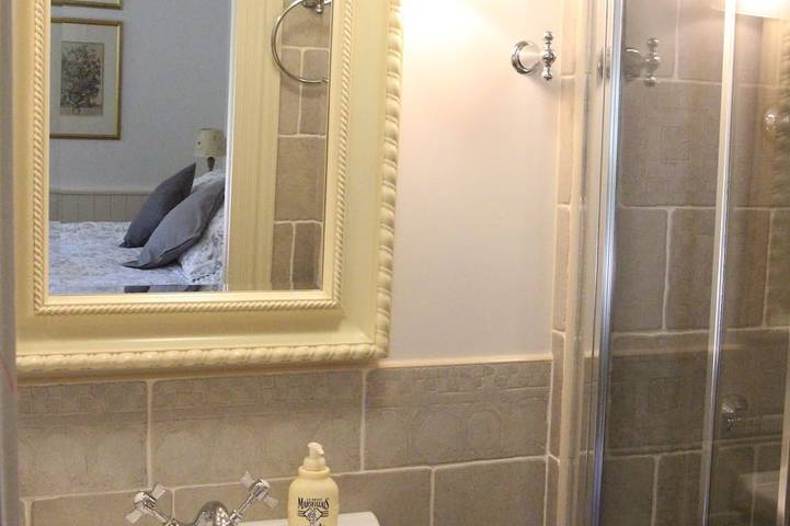 Luxuriöses B & B in der Nähe von Saumur in einem ehemaligen Weingut aus dem 18. Jahrhundert mit beheiztem Pool in Brion, Angers und Umgebung