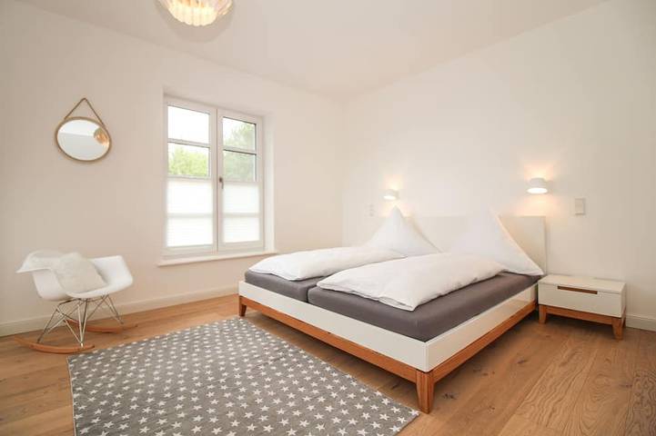 Niveauvolles Ferienhaus mit Sauna für bis zu 6 Personen über zwei Ebenen in Greetsiel, Krummhörn
