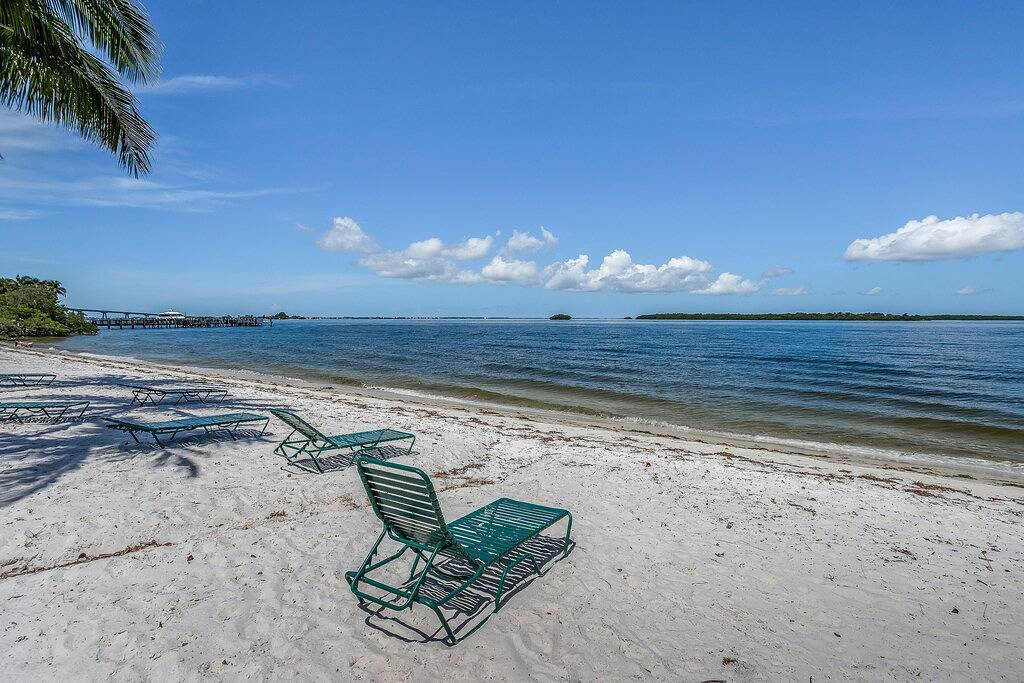 Ganze Wohnung, Bayfront escape with beach access, and panoramic coastal views in Punta Rassa, Southwest Florida