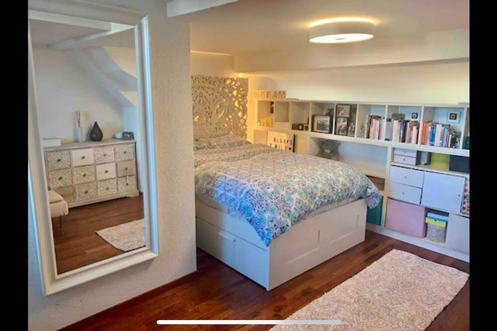 Apartamento entero, Central Old Town Gem with Rare 40m² Terrace & River Views in Zúrich, Distrito de Zúrich