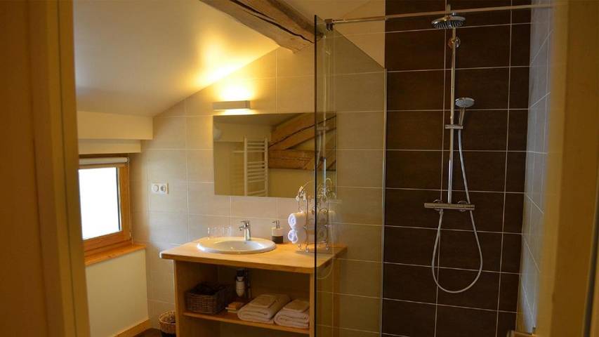 Location de vacances pour 2 personnes, avec sauna ainsi que vue et jardin à Monlet - 3