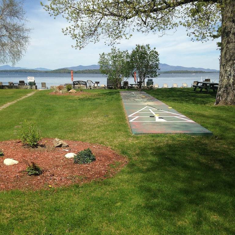 Ganze Wohnung, Gemütliche Wohnung mit wunderschönem Blick auf den Lake Winni. Zwei Minuten zu Fuß zum Konzert. in Gilford, Lake Winnipesaukee