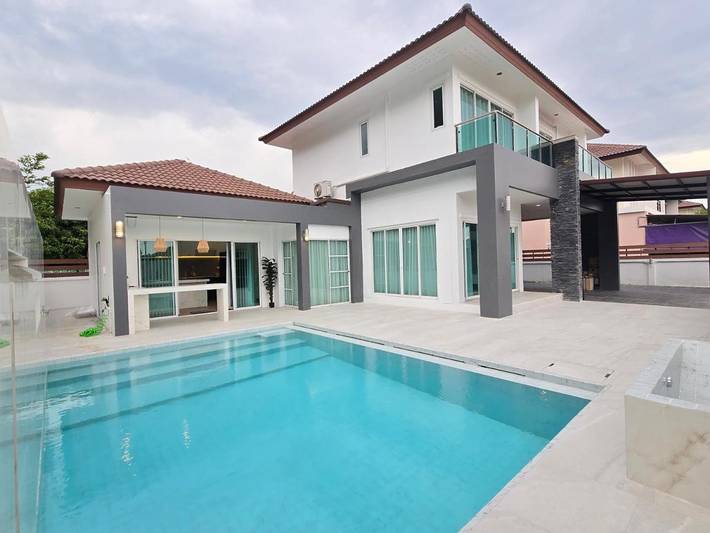 Apartamento para 10 personas, con piscina además de jacuzzi y terraza en Chiang Mai