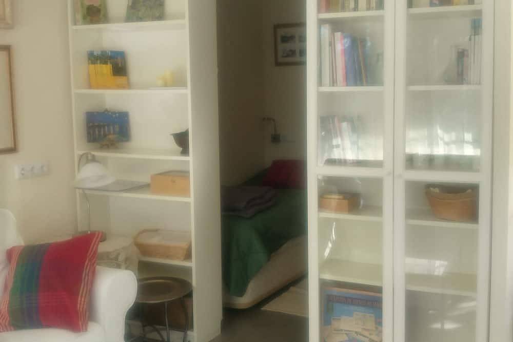 Entire apartment, Cyclist's apartment with parking and garden, bike storage, Wif, Sat in Girona, Gironès