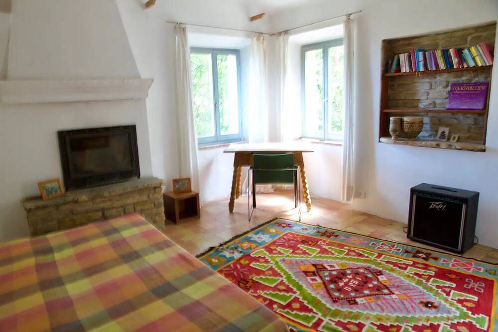 Nature Lover's Retreat: Country House Amidst Vineyards & Olive Groves in Apiro, Province de Macerata