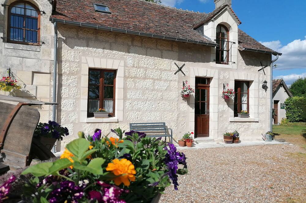 Rustic 2 bed self-catering cottage with heated pool & panoramic views. in Le Petit-Pressigny, Loches und Umgebung