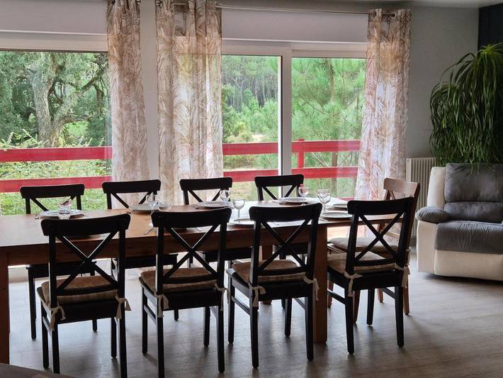 Location de vacances pour 12 personnes, avec piscine ainsi que vue et terrasse à ARX