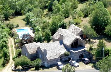 Gîte pour 15 personnes, avec piscine ainsi que terrasse et jardin, animaux acceptés dans l' Aveyron