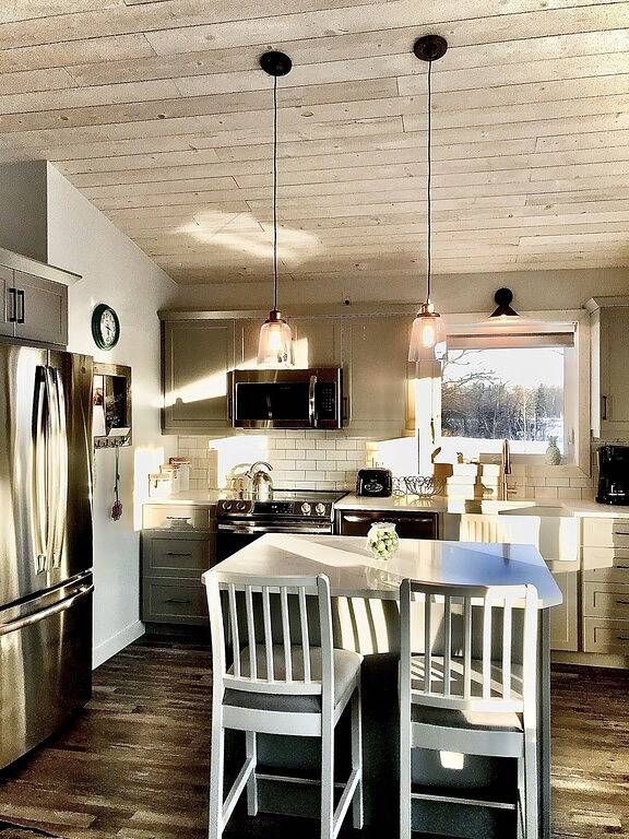 Cozy, Romantic, Riverfront Cottage in Manitoba