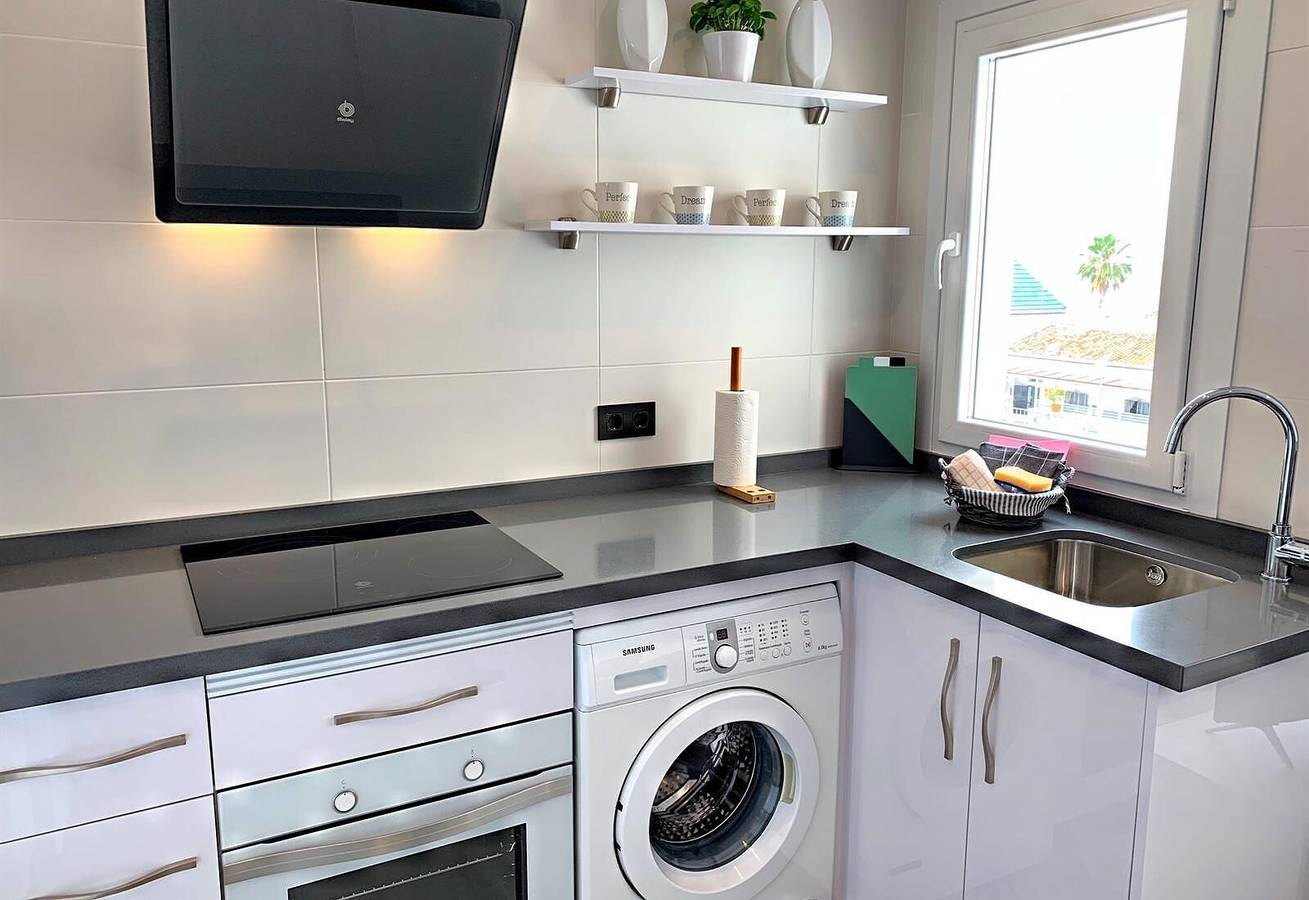 Geheel appartement, Mooi modern appartement aan het strand met zeezicht, Wi-Fi, airco en balkon in Playa de Burriana, Nerja