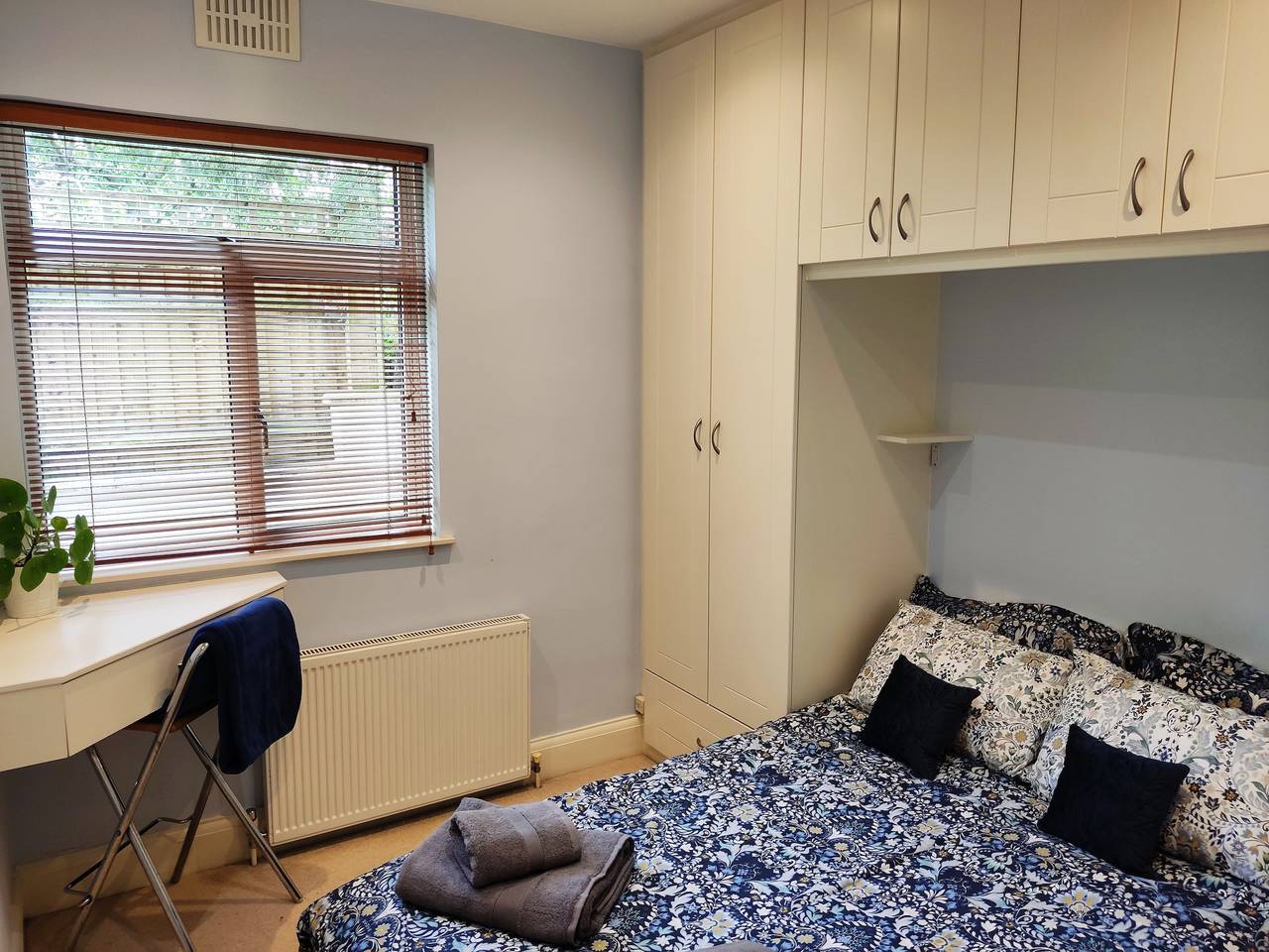 Entire holiday apartment, Light 1-bed - London N8 - free parking - fast Wifi in Haringey, London