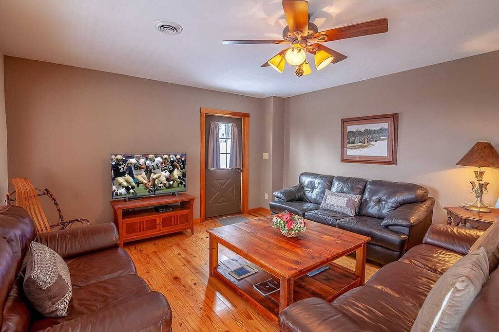 3Br / 3. 5Ba Authentic Mountain Home mit herrlicher Aussicht, Whirlpool in Master Suite, Spiel- und Spielzimmer, angebaute Garage, in der Nähe von Skilaufen! in Blue Ridge Parkway, Caldwell County